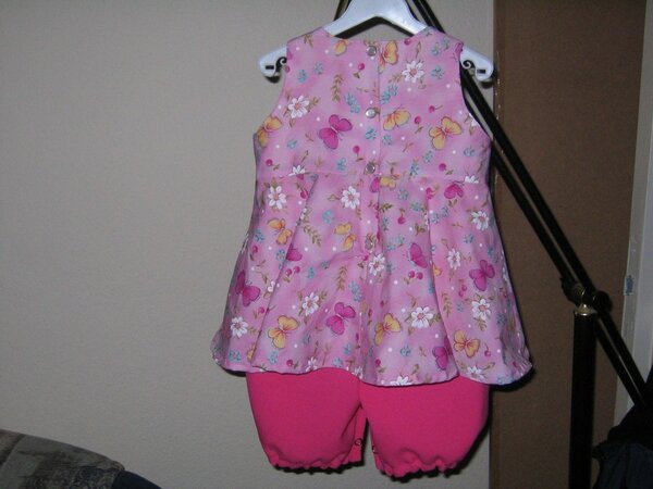 Rückenansicht des Baby-Overalls