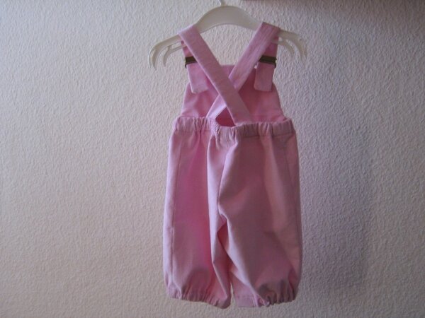 Rückseite Latzhose rosa Mädchen Burda