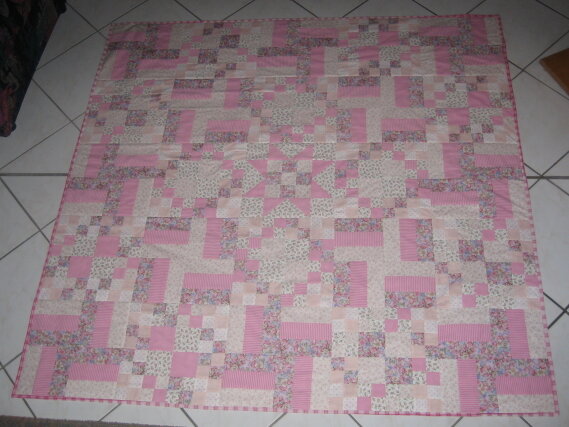 rosa-geblümte Tischdecke