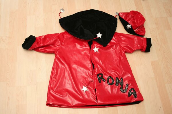 Lackjacke mit Hut