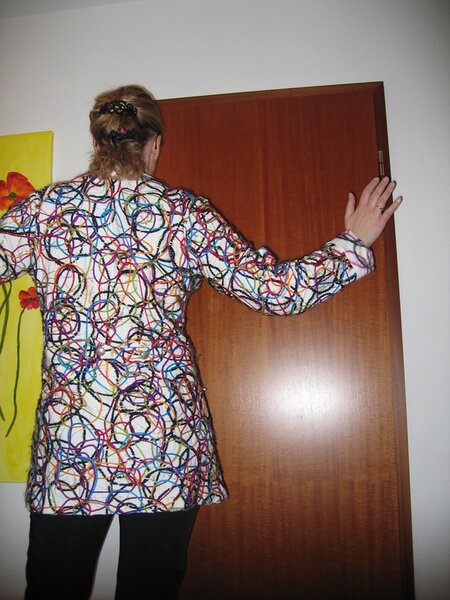 Bunte Jacke von hinten