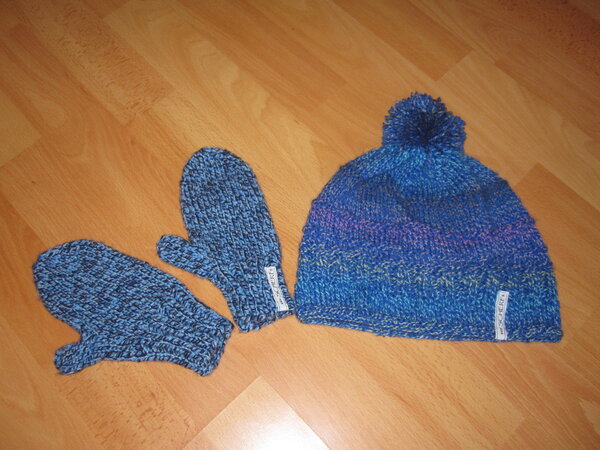 Bommelmütze und Handschuhe