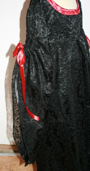 ....Ärmeldetail des Vampirella-Kleides