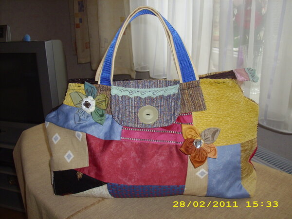 Bunte Tasche aus Stoffresten.