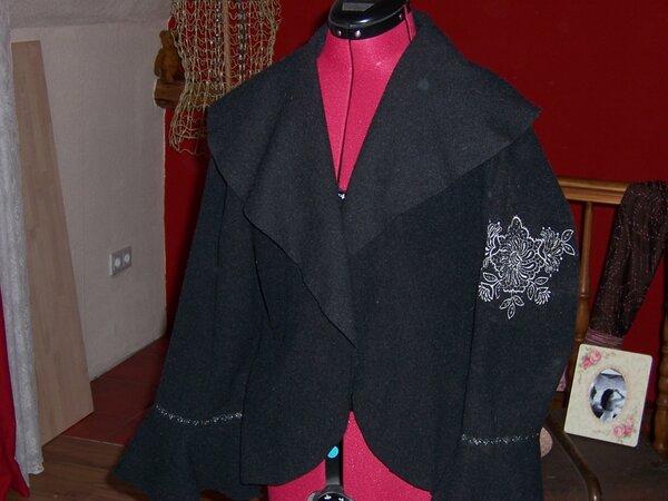 graue Jacke mit Stickerei