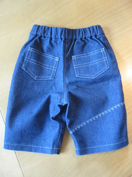 Baby-Jeans von hinten