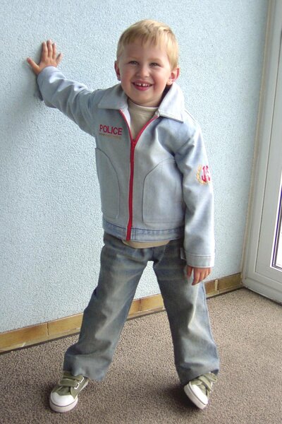 Jeansjacke im Polizeilook