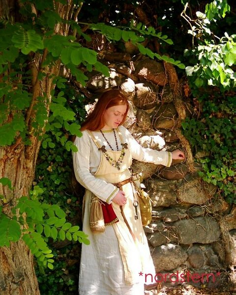 handgenähte Wikinger-Tracht