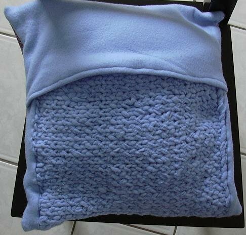 Elefantenkissen mit gestrickter Rückseite, hier von hinten