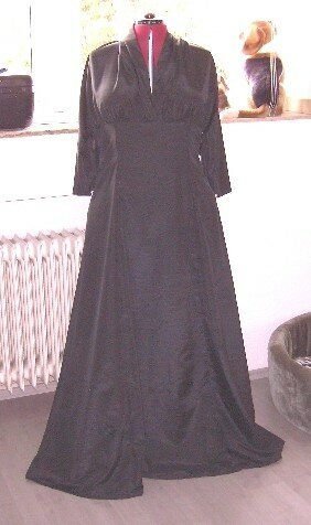 Abendkleid gekräuselt mit Fledermausärmeln