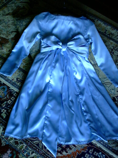 Kleid aus Satin im Empirestil