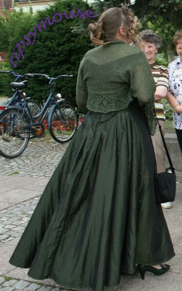 Hochzeitsoutfit von hinten