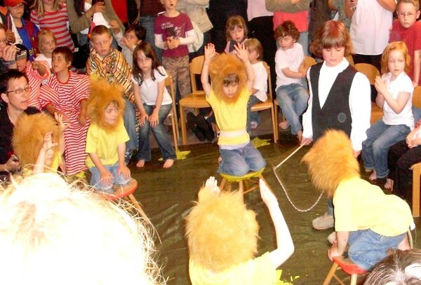 Kinderfest im Kindergarten: gefährliche Löwen