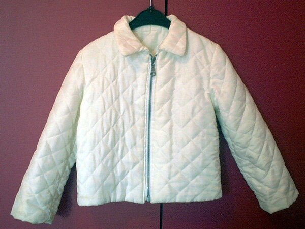weiße Steppjacke mit Reißverchluß