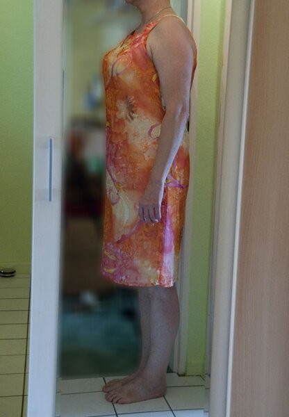 Sommerkleid aus Seidenchiffon von der Seite