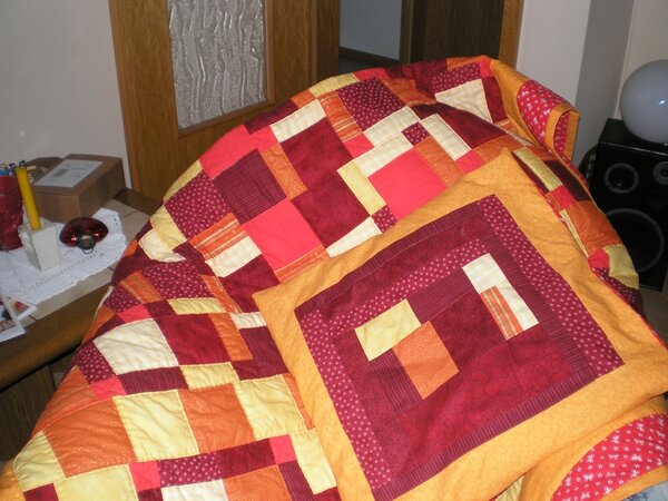 patchworkdecke und kissen