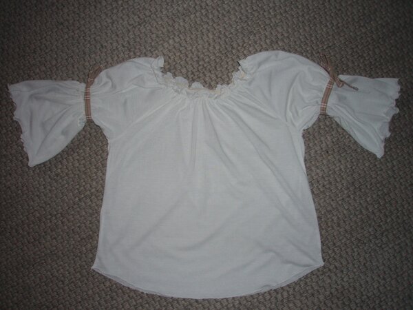 Dirndlbluse ist auch fertig