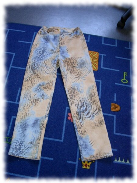 Jeans aus Rauptierdruck in Größe 146