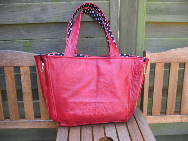 Rote Ledertasche