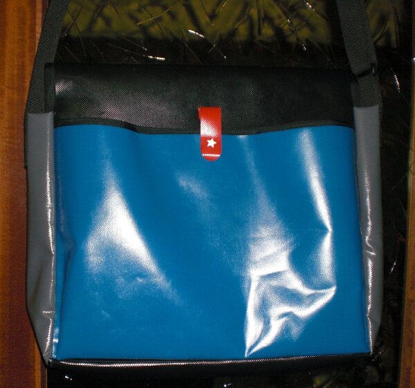 Bunte Schultasche aus Blachen