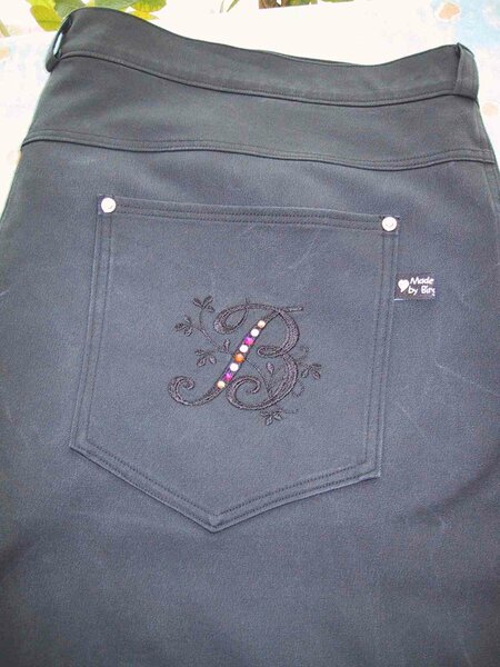 Schwarze Bootcut-Jeans - Detail Hosentasche