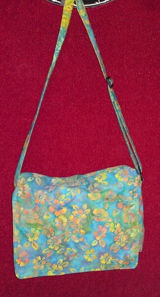 Schultertasche mit Blumenmuster