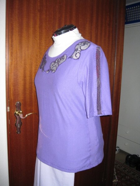Shirt seitlich mit Spitzeneinsatz