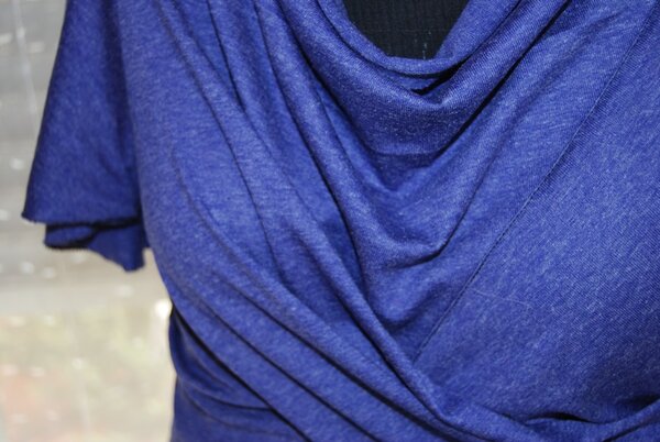 Shirt in Pflaumenfarbe Detail