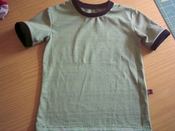 grünes Ringelshirt nach Ottobre