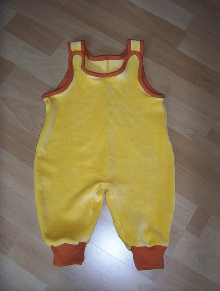 Strampler aus gelbem Nicky
