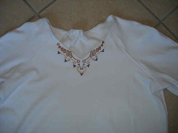 Weißes T-Shirt mit V-Ausschnitt und Stickerei