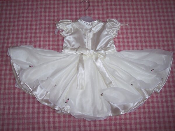 Taufkleid von hinten