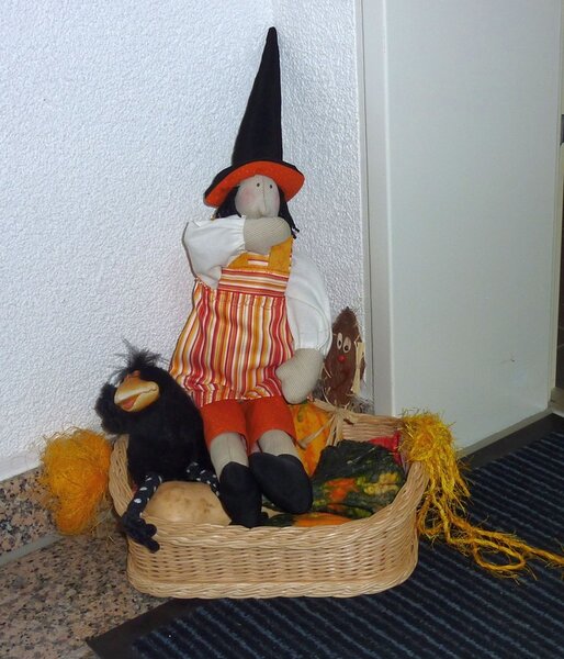 Tilda Hexe im Korb