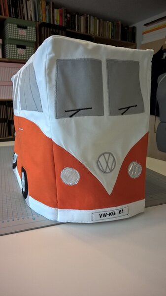 VW-Bulli als Nähmaschinen-Haube