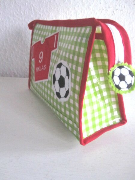 ...mit Fussballzipper....