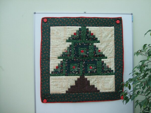 Großer LogGabin-Weihnachtsbaum