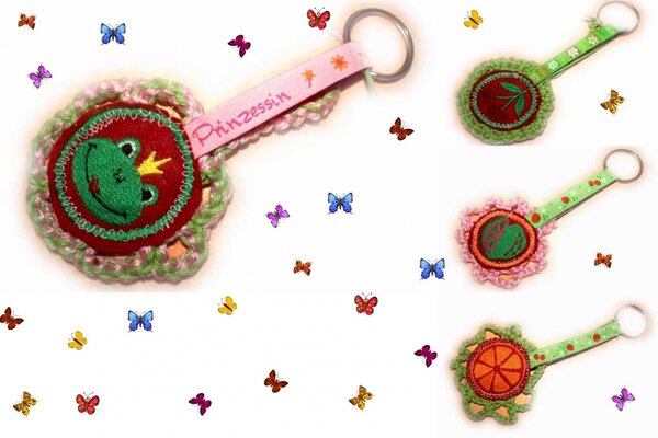Buttons auf Häkelblume = Anhänger