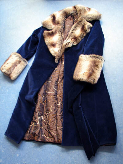 blauer Mantel aus Baumwollsamt