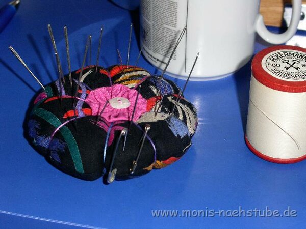 Nochmal das schwarz bunte Nadelkissen