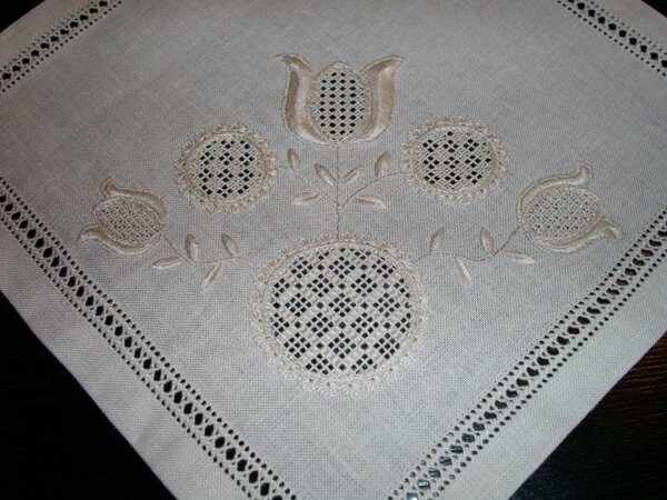 Motiv im Detail vom Deckchen mit Schwälmer Stickerei