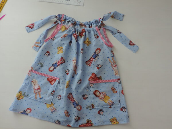 erstes_selbstgen_htes_Kinderkleid_DSCN1210