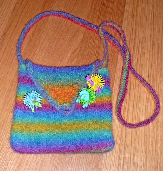 strickgefilzte Überschlagstasche