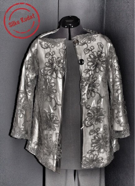 Transparente bestickte Regenjacke