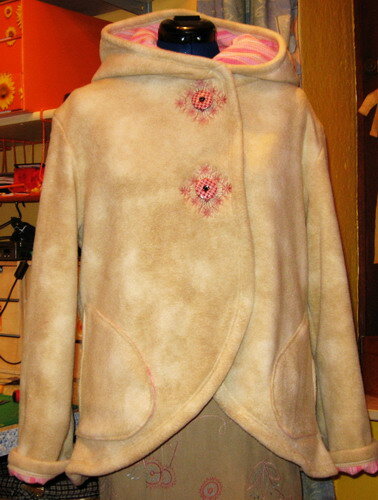 Kapuzenjacke mit gestickten Knopflöchern