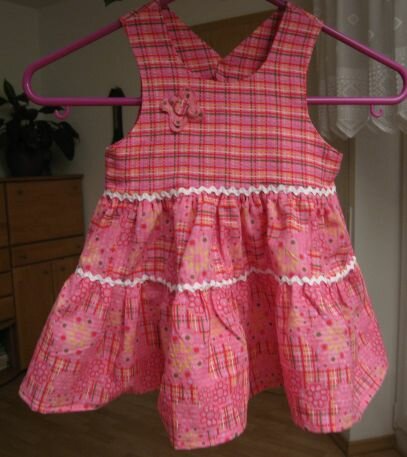 Mädchenkleid Gr. 74 aus der aktuellen Burda