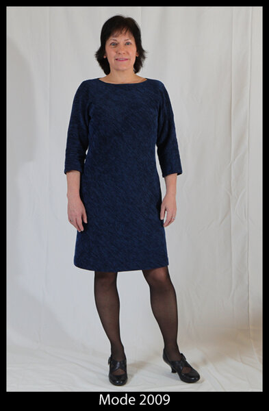 Blaues Kleid mit Kimonoärmeln aus einer Burda von 1996
