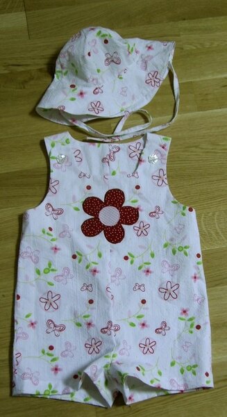 Kurzoverall mit Blume - und Hut
