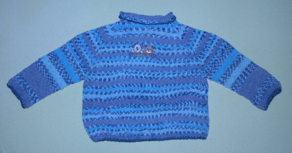 Babystrickjacke von hinten