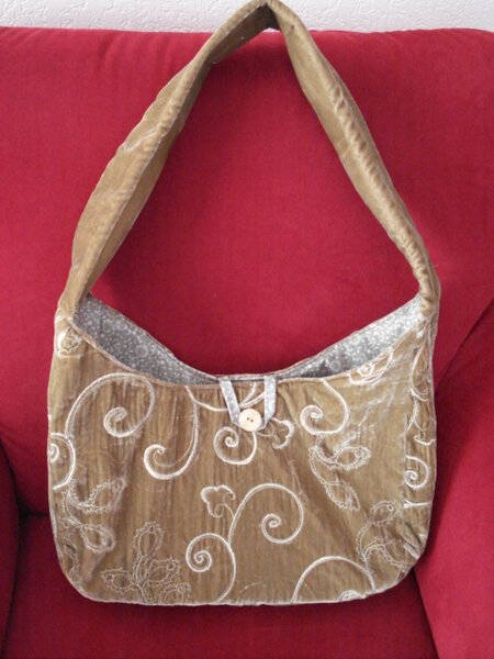 Tasche mit Stickerei