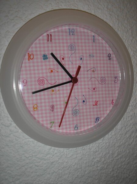 bestickte Wanduhr